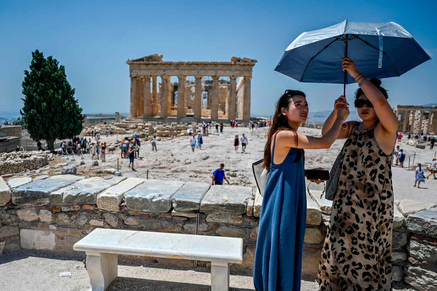 Deux femmes se protègent du soleil à l'Acropole
