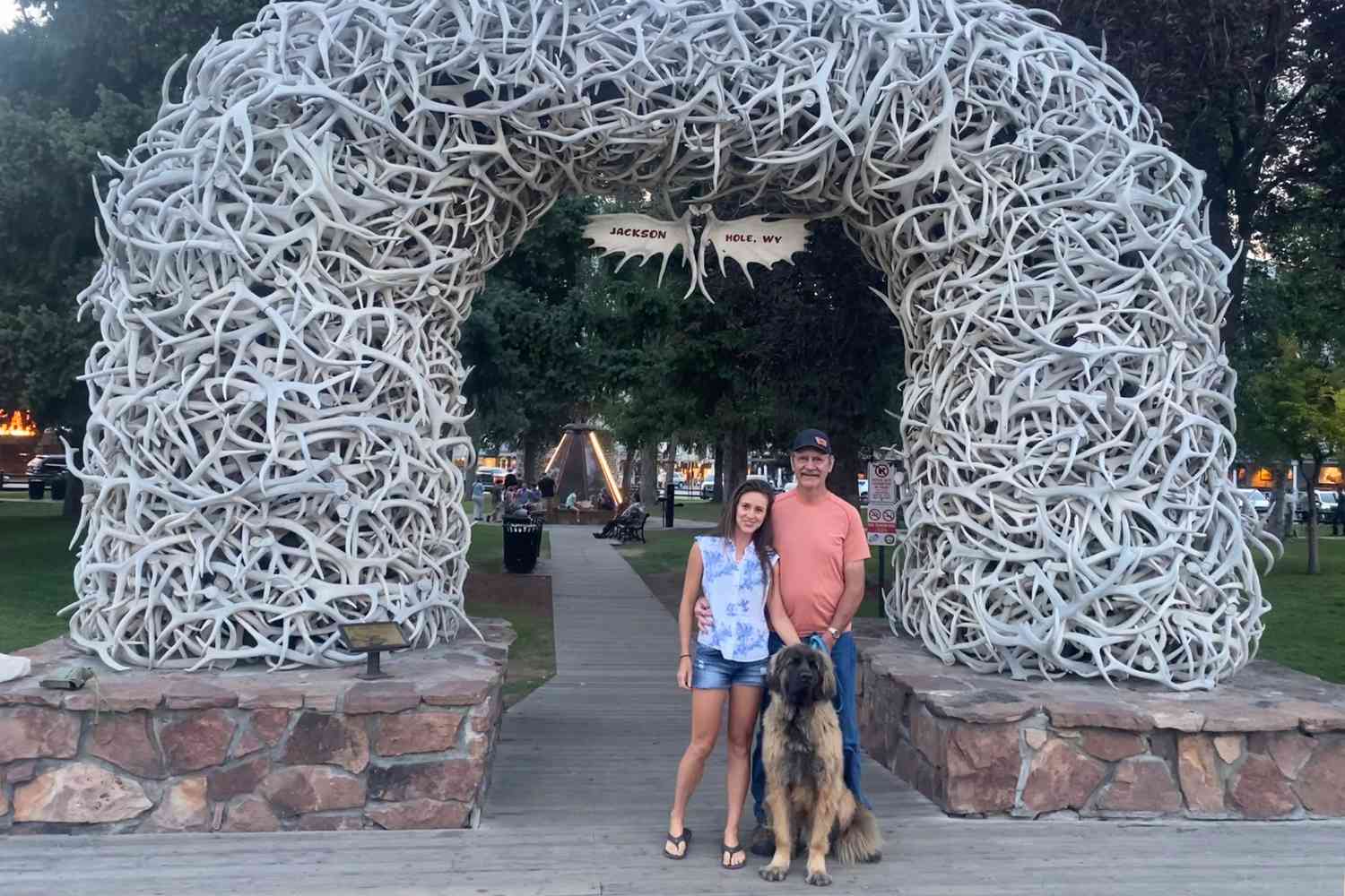 Un père et sa fille avec un chien à Jackson Hole, WY