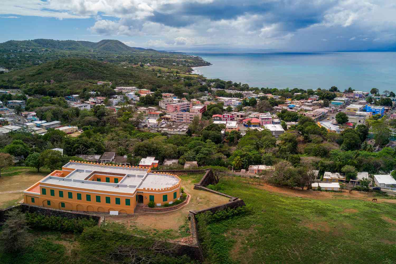 Vue aérienne de El Fortín Conde de Mirasol (Fuerte de Vieques), une forteresse construite en 1845 située dans la ville d'Isabel Segunda à Vieques, Porto Rico.