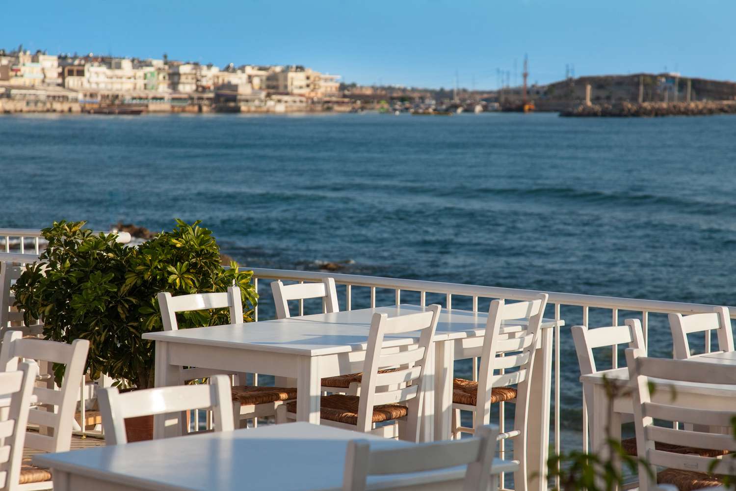 Terrasse de café avec vue sur la mer, Hersonisos, Crète, Grèce