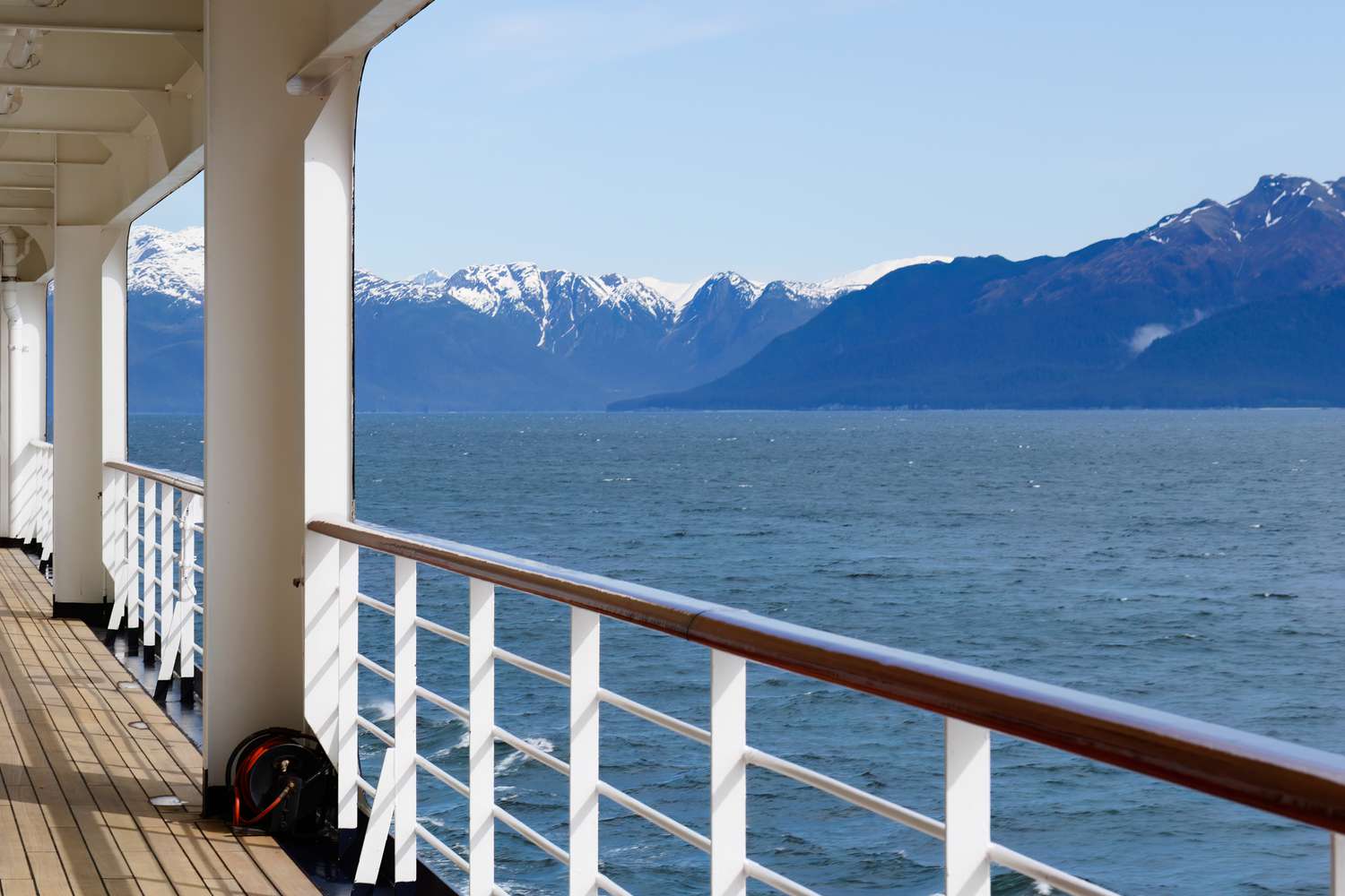 Vue des montagnes depuis le pont d'un navire de croisière. Alaska.