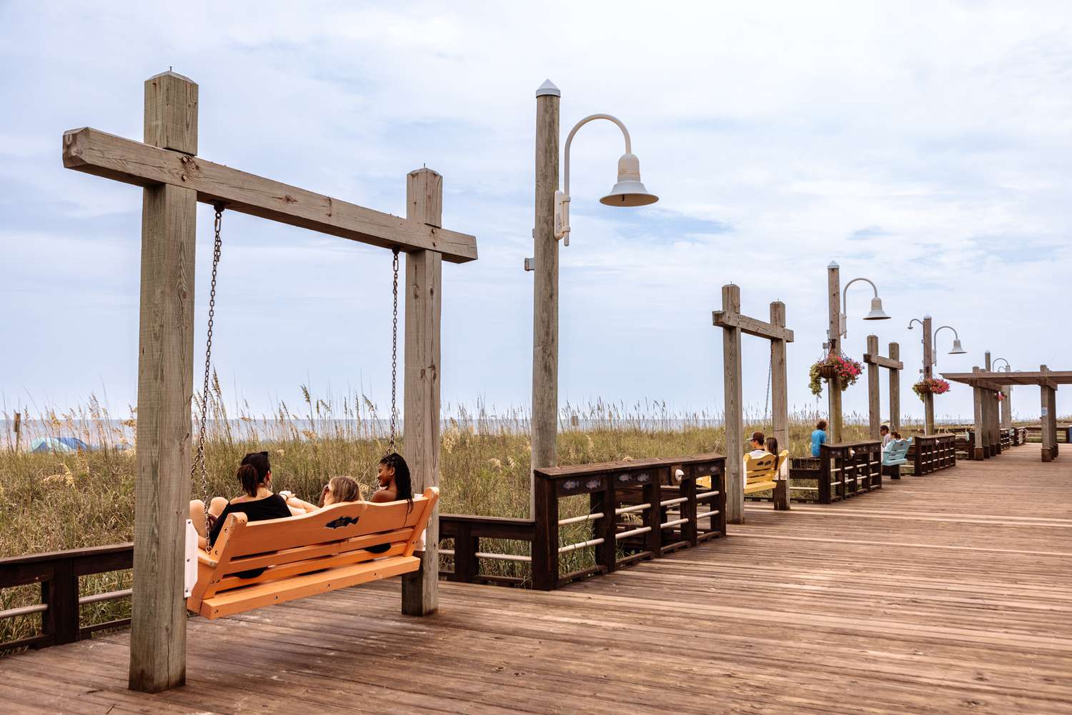 Bancs à bascule sur une promenade à Carolina Beach