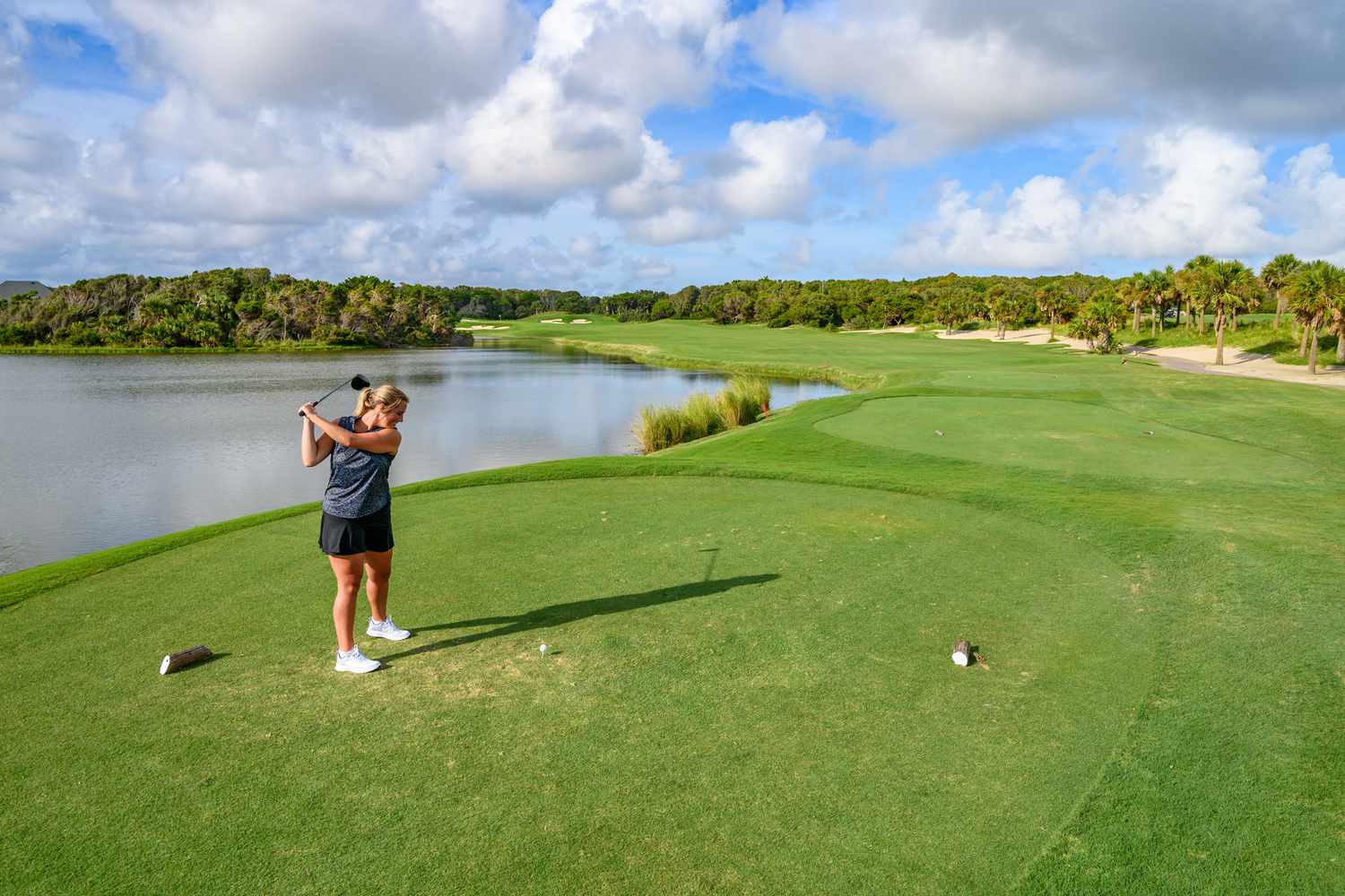 Une femme jouant au golf sur le parcours de golf Bald Head Island Club