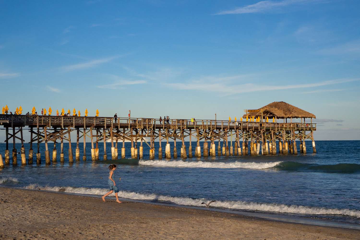 Une fille sur la plage à Cocoa Beach
