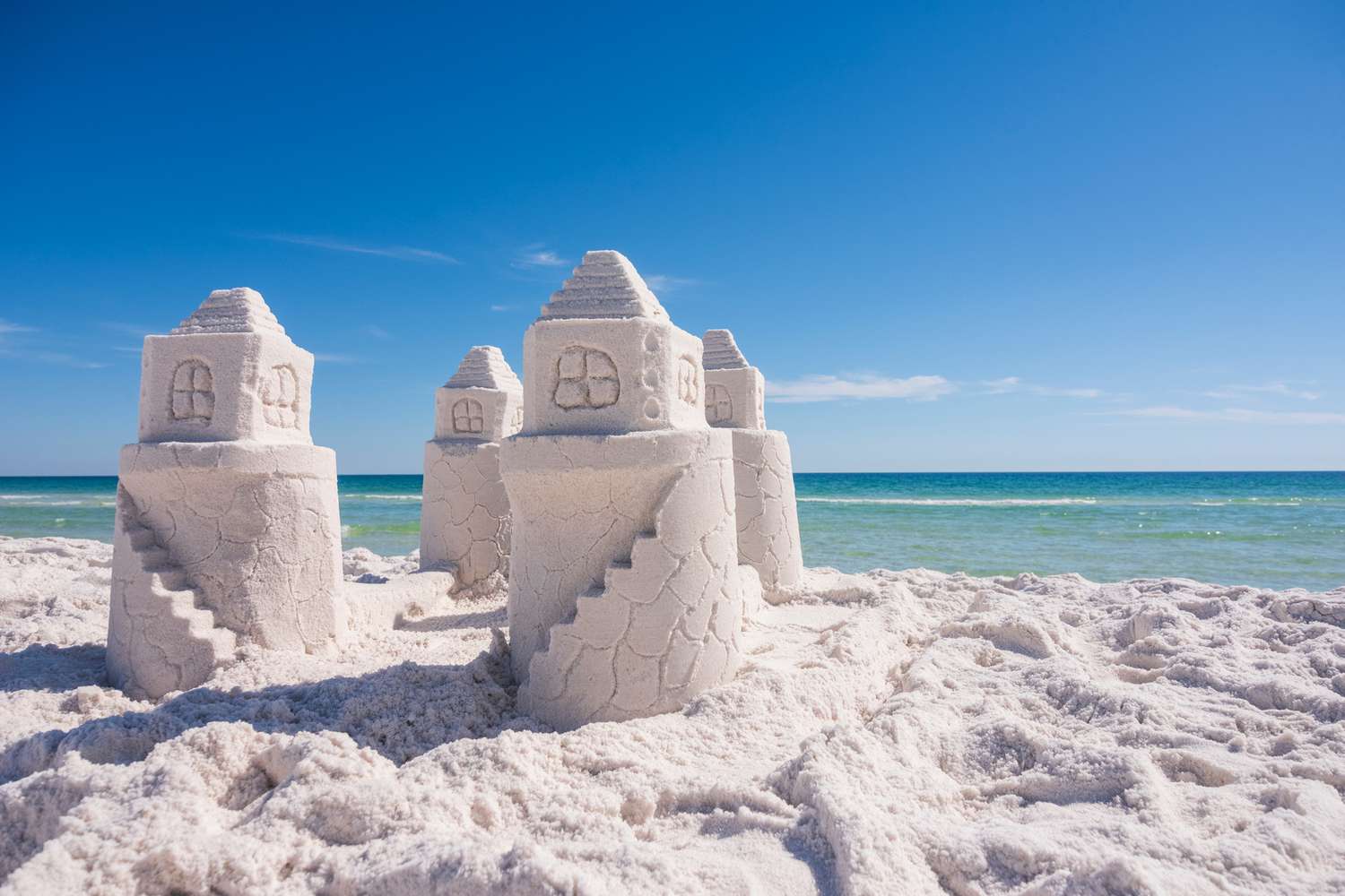 Un château de sable se dresse sur Opal Beach le long du Gulf Island National Seashore à Pensacola Beach, Floride.