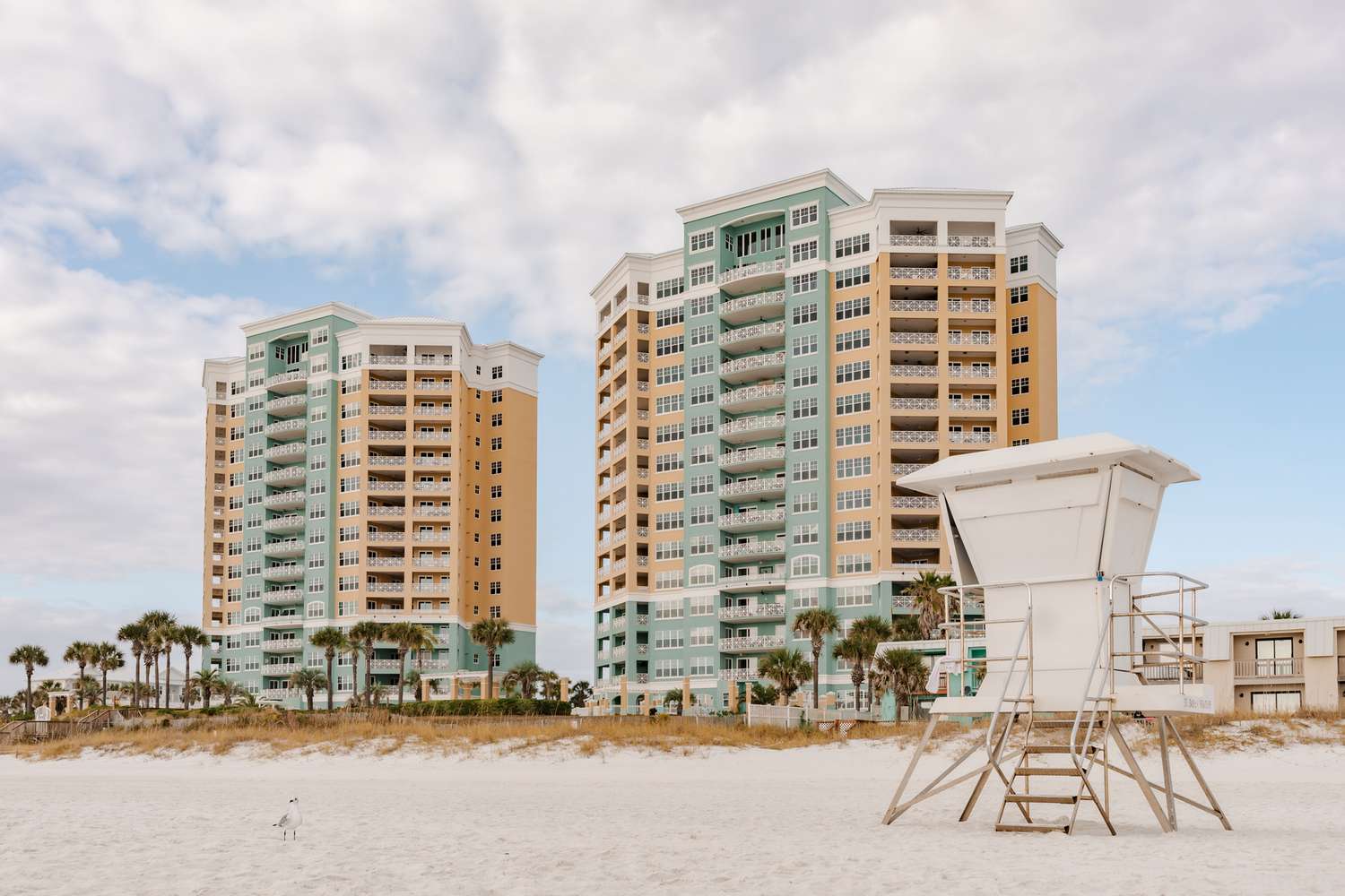 Vue des bâtiments colorés en bord de mer avec des appartements et des condos et un classique kiosque de sauveteurs blancs à Panama City Beach, Floride