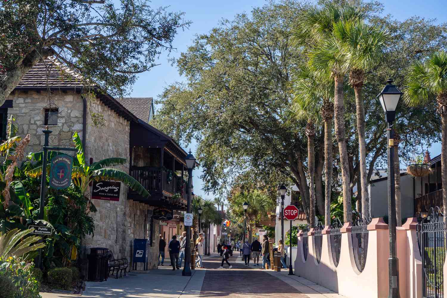 Des gens se promenant dans les rues de St Augustine, FL