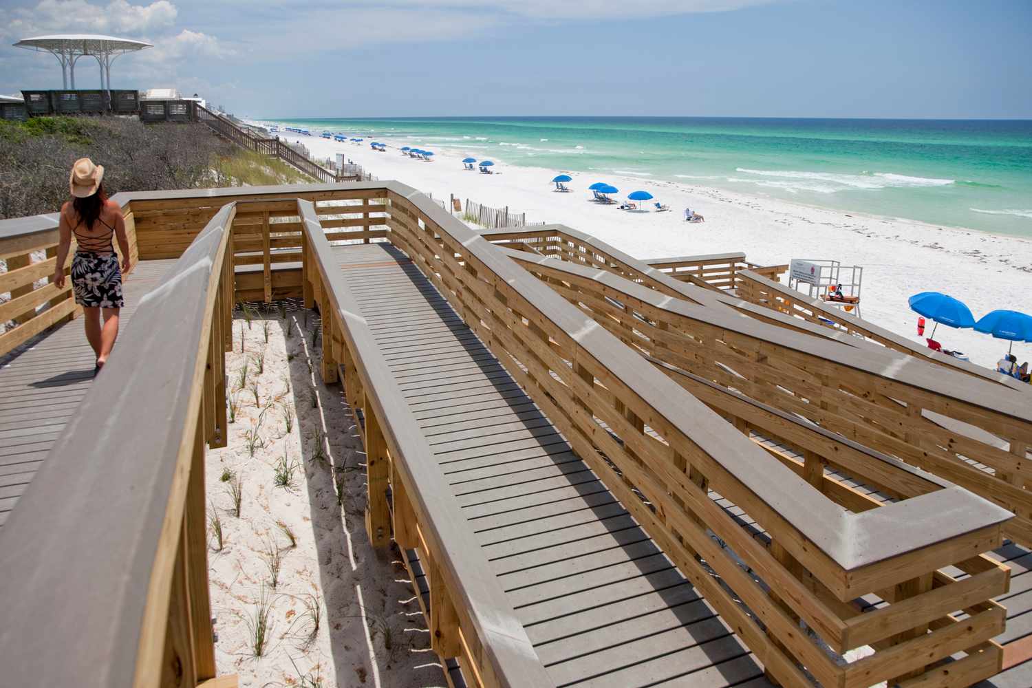 Une femme se promène sur la promenade à Lake Worth Beach