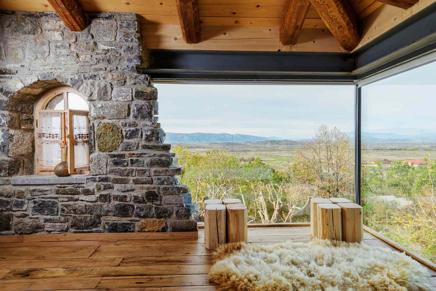 Chambre en pierre et verre avec vue sur la campagne