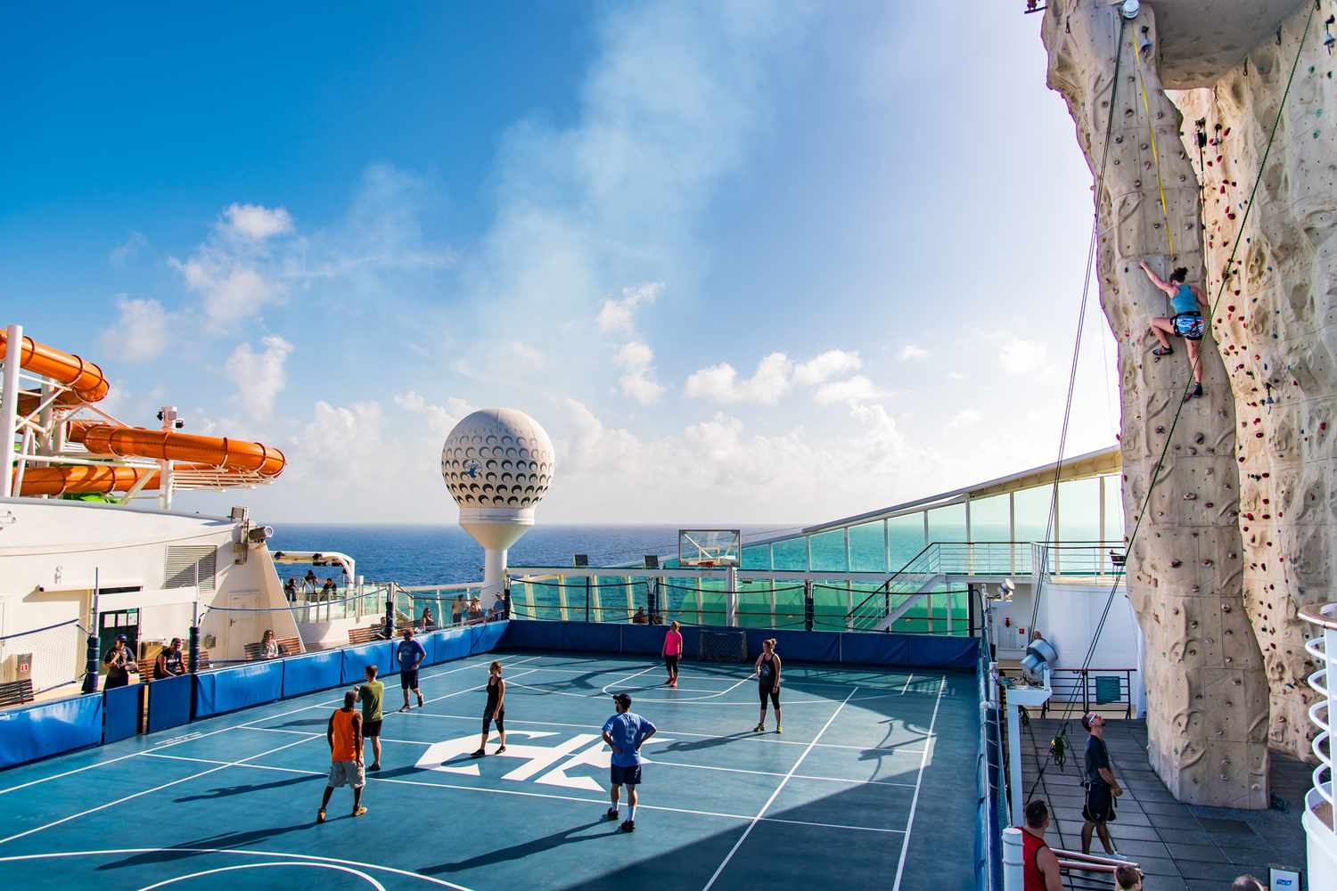 Terrain de basketball sur un navire de croisière