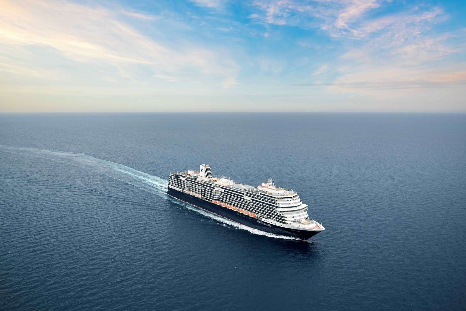 Vue aérienne d'un navire de croisière dans l'océan
