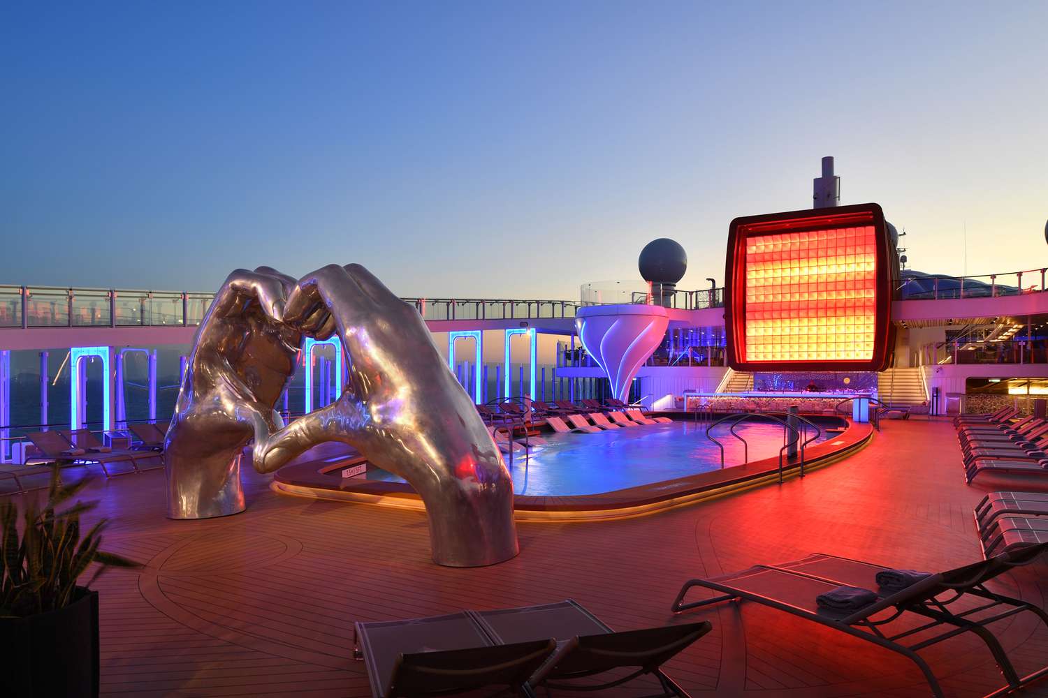 Deck de la piscine - Pont 14/15 au centre Celebrity Apex - Celebrity Cruises