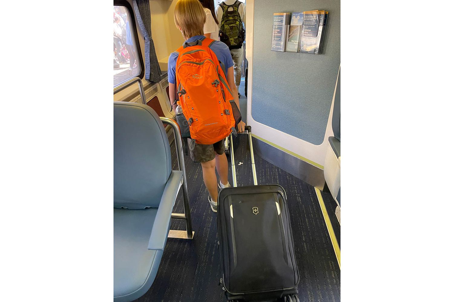 Un enfant traîne une valise à bord du train Amtrak Pacific Surfliner