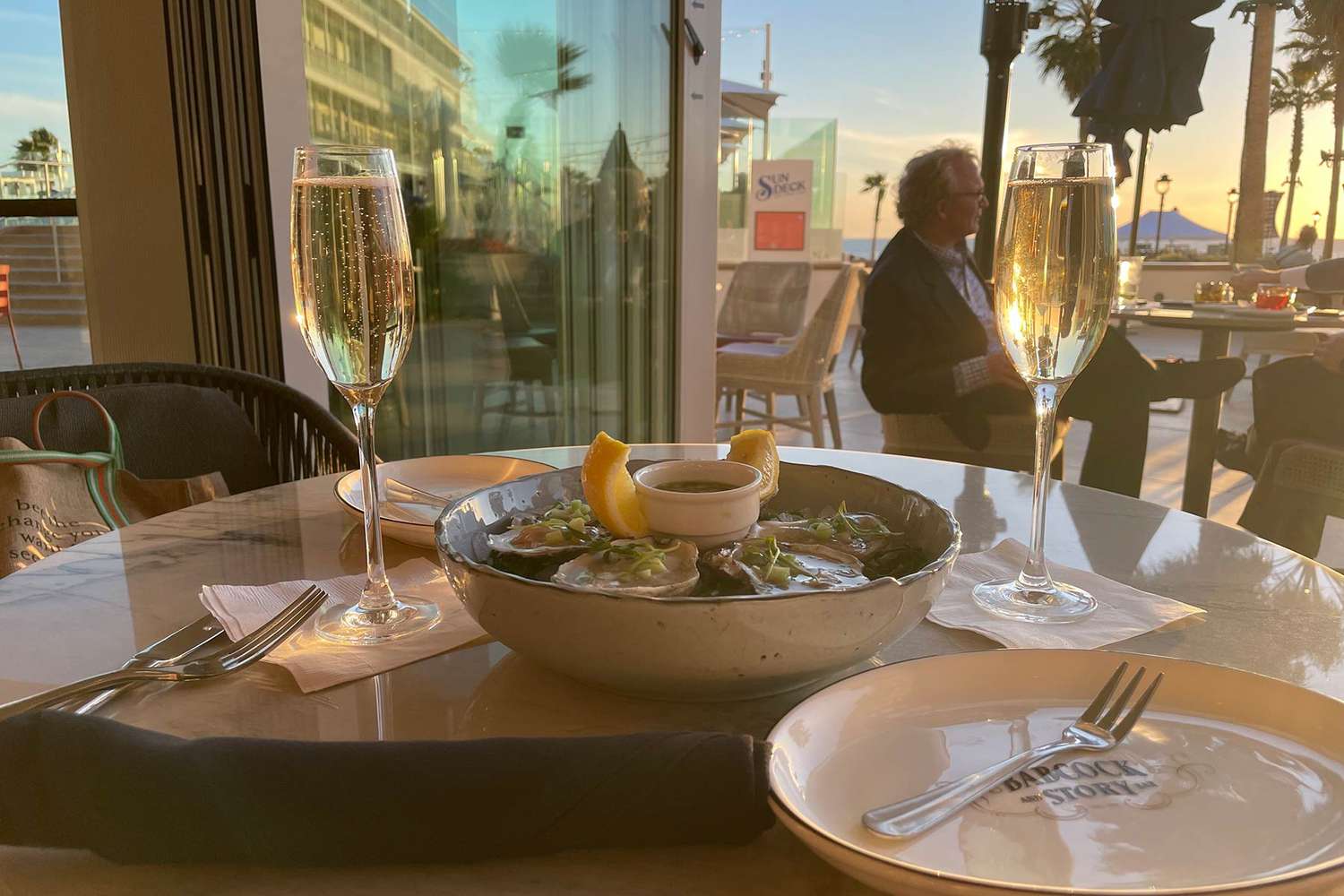 Verres de champagne et huîtres sur le bar de l’hôtel del Coronado