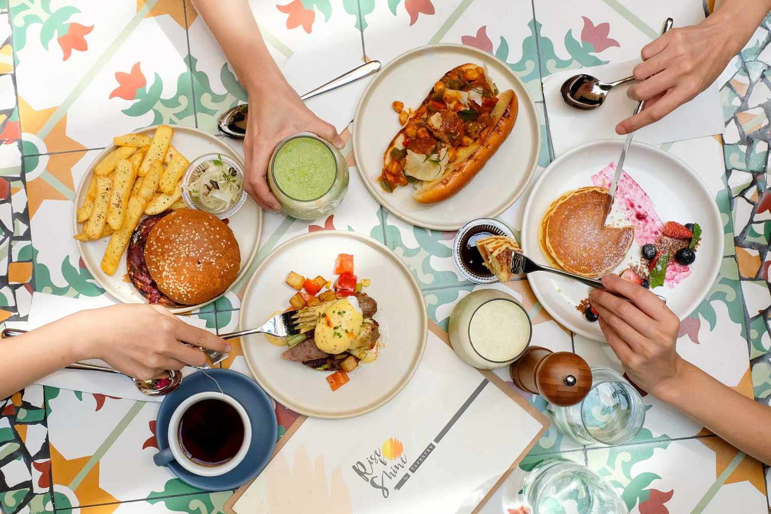 Vue aérienne d'items de brunch occidental tels que des pancakes et des burgers dans un restaurant en Malaisie