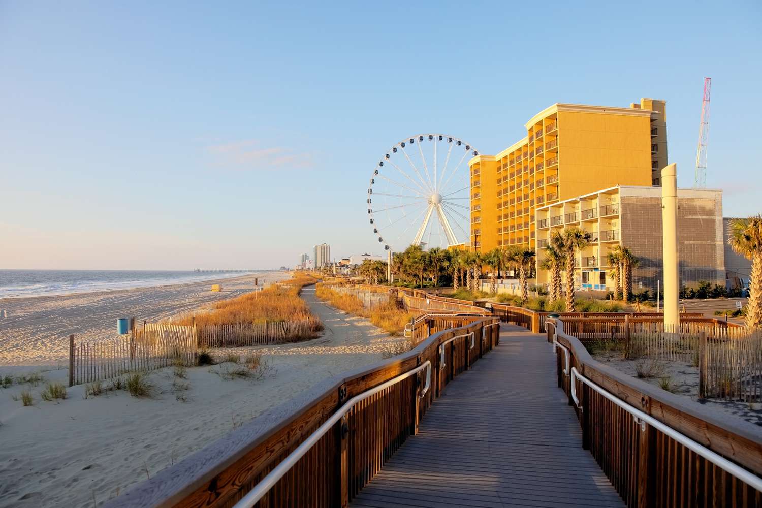 Promenade en bord de mer menant à la grande roue à Myrtle Beach
