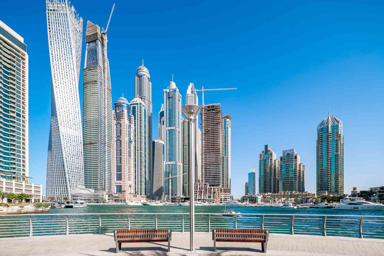 Deux bancs surplombant la ville et la marina de Dubaï