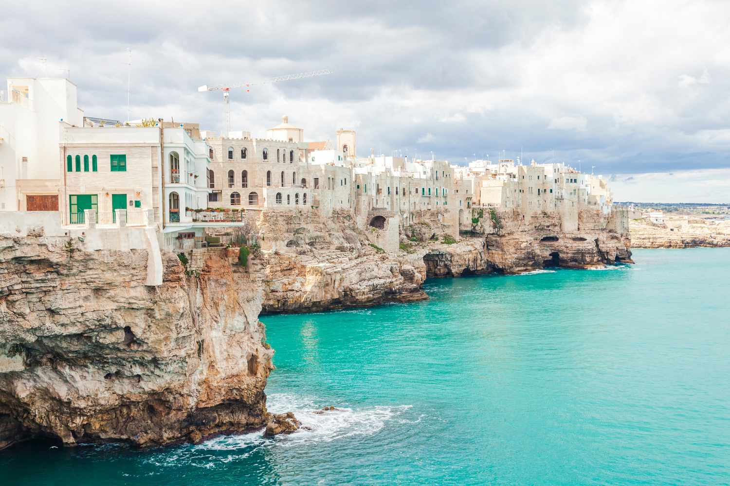 Polignano a Mare, bâtiments anciens sur la côte rocheuse faisant face à la mer Adriatique, région des Pouilles, Italie.