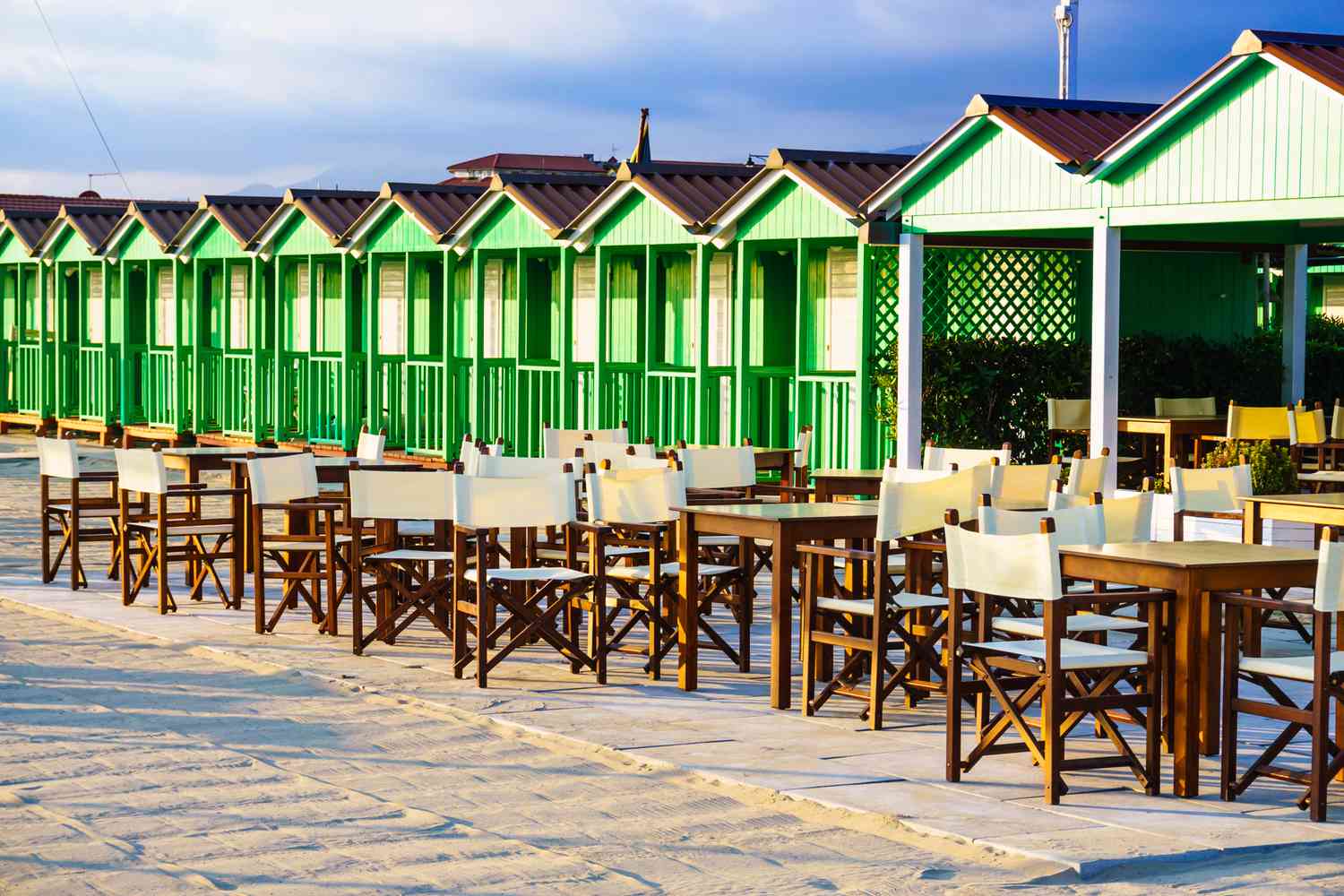 Forte dei Marmi, belle plage avec cabines au coucher du soleil, Versilia, Toscane, Italie.