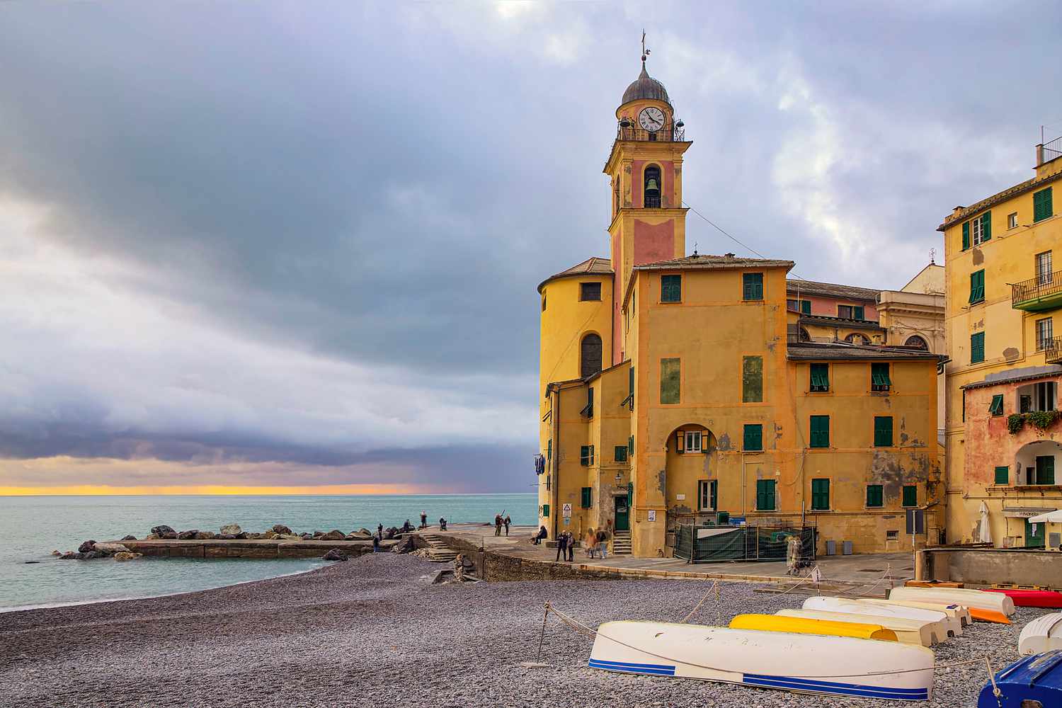 Camogli est un village de pêcheurs pas trop loin de Gênes, Ligurie, Italie. C'est une ville magnifique avec de superbes maisons multicolores, un port pittoresque et une petite forteresse au sommet d'une falaise abrupte.
