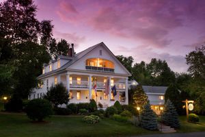 Extérieur du Rabbit Hill Inn au coucher de soleil