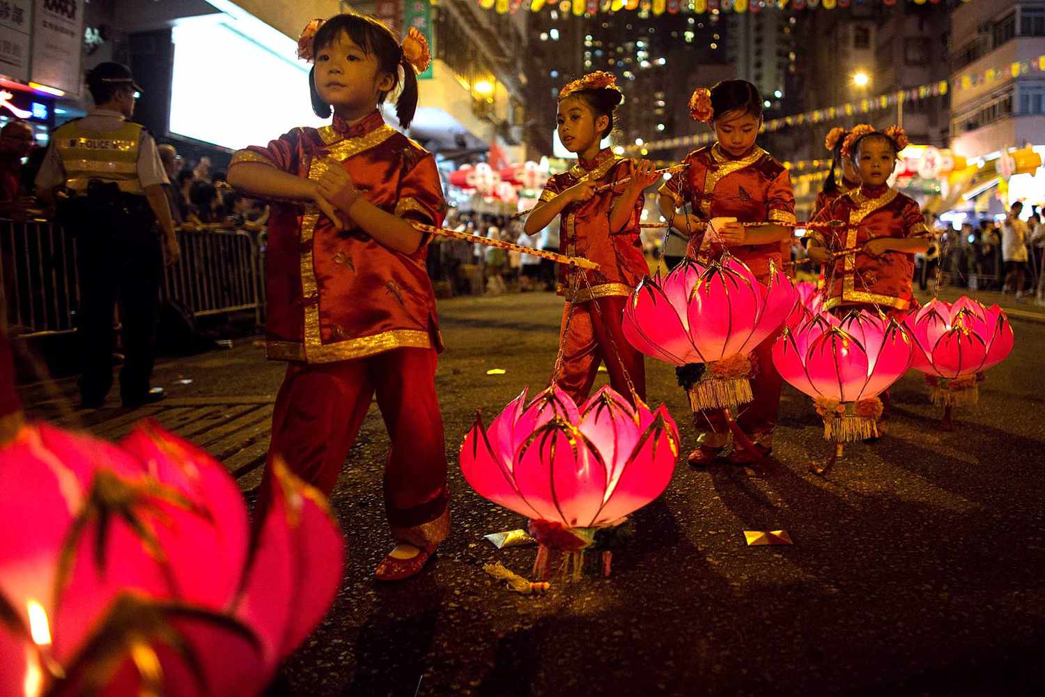 Les habitants de Tai Hang exécutent la danse du dragon de feu pour célébrer le Festival de mi-automne dans le quartier de Tai Hang le 8 septembre 2014 à Hong Kong, Chine.
