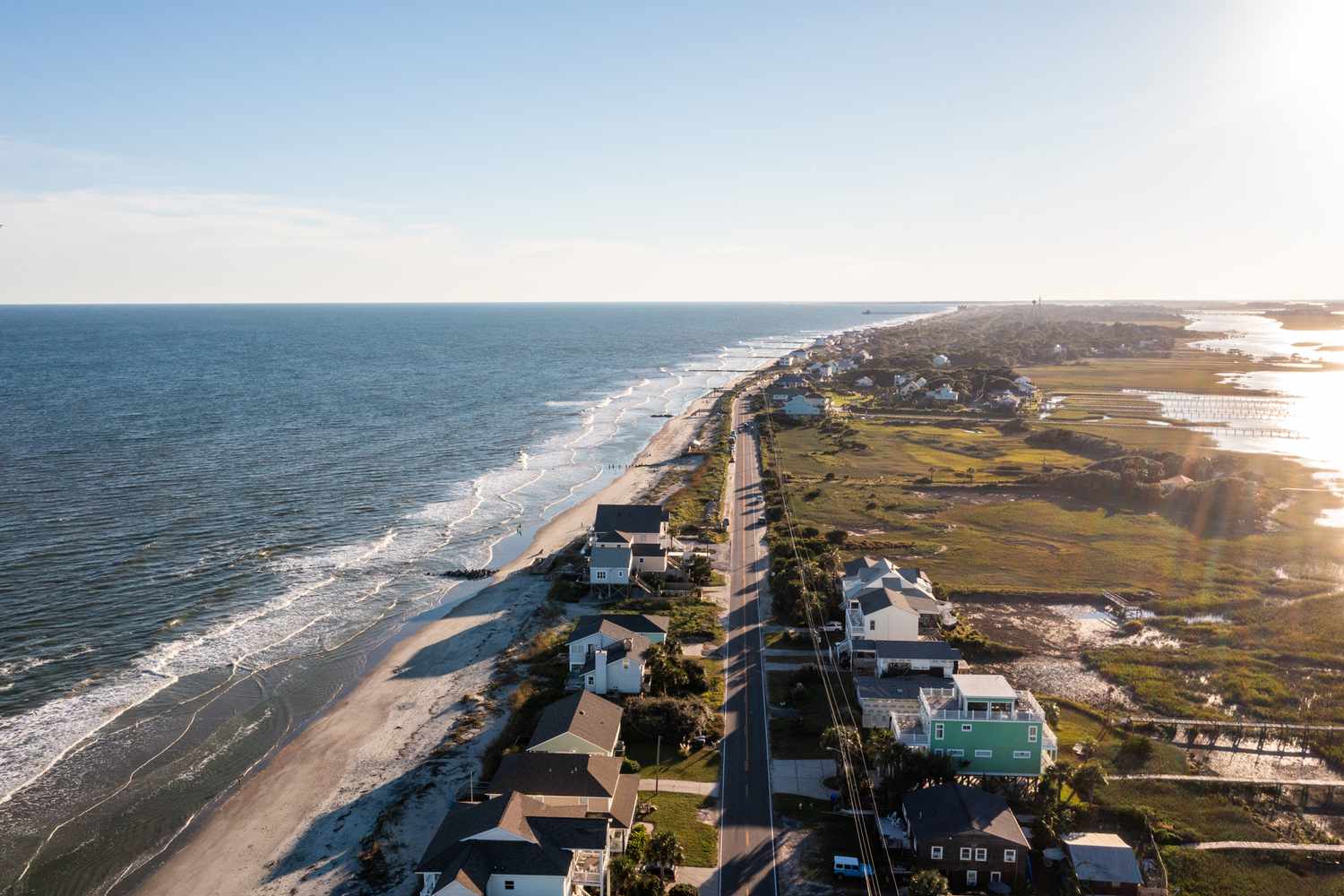 Vue aérienne des maisons le long de la côte de Folly Beach
