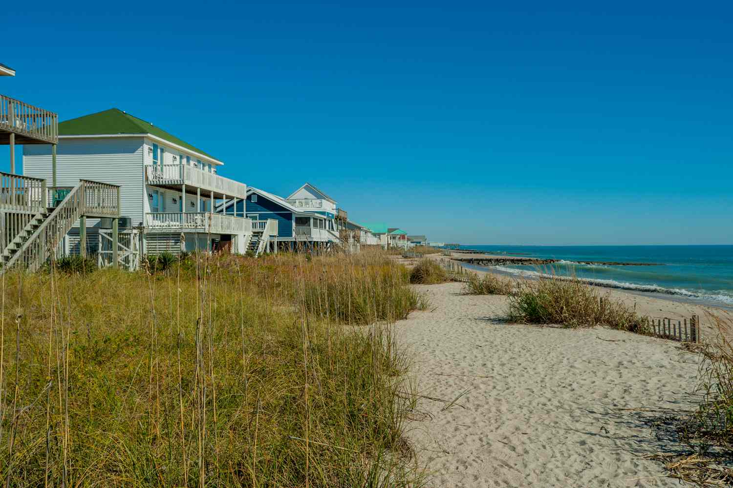 Maisons le long d'une plage sur Edisto Island en Caroline du Sud, États-Unis.