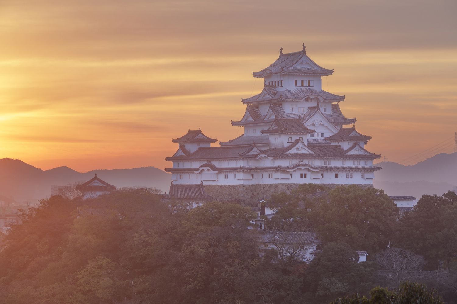 Considéré comme l'un des meilleurs exemples survivants de l'architecture de château japonais, le château de Himeji remonte à 1333. Également connu sous le nom de Himeji-Jo, il est situé dans la ville de Himeji dans la préfecture de Hyogo.
