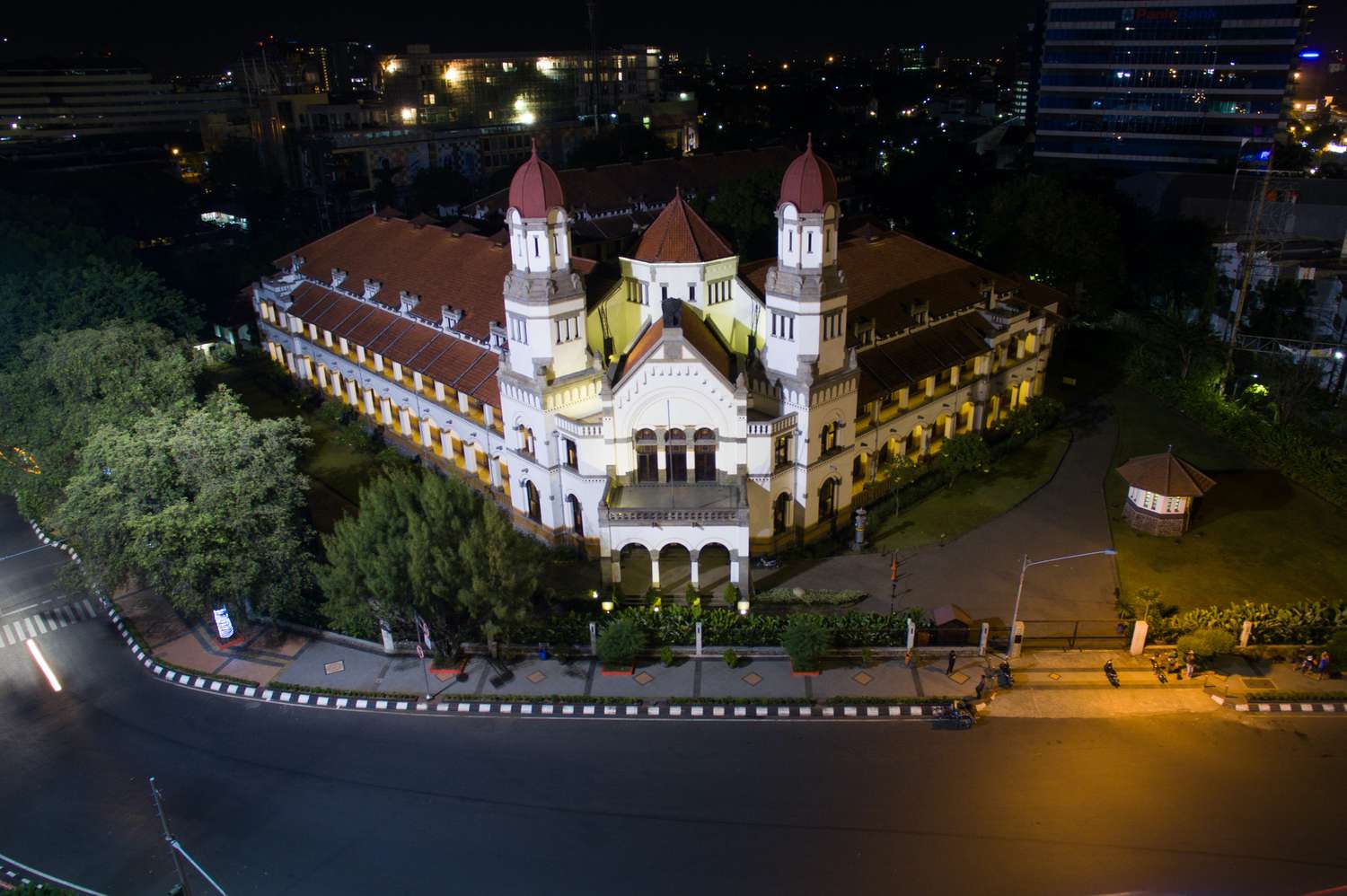 Vue aérienne de la façade de Lawang Sewu illuminée la nuit