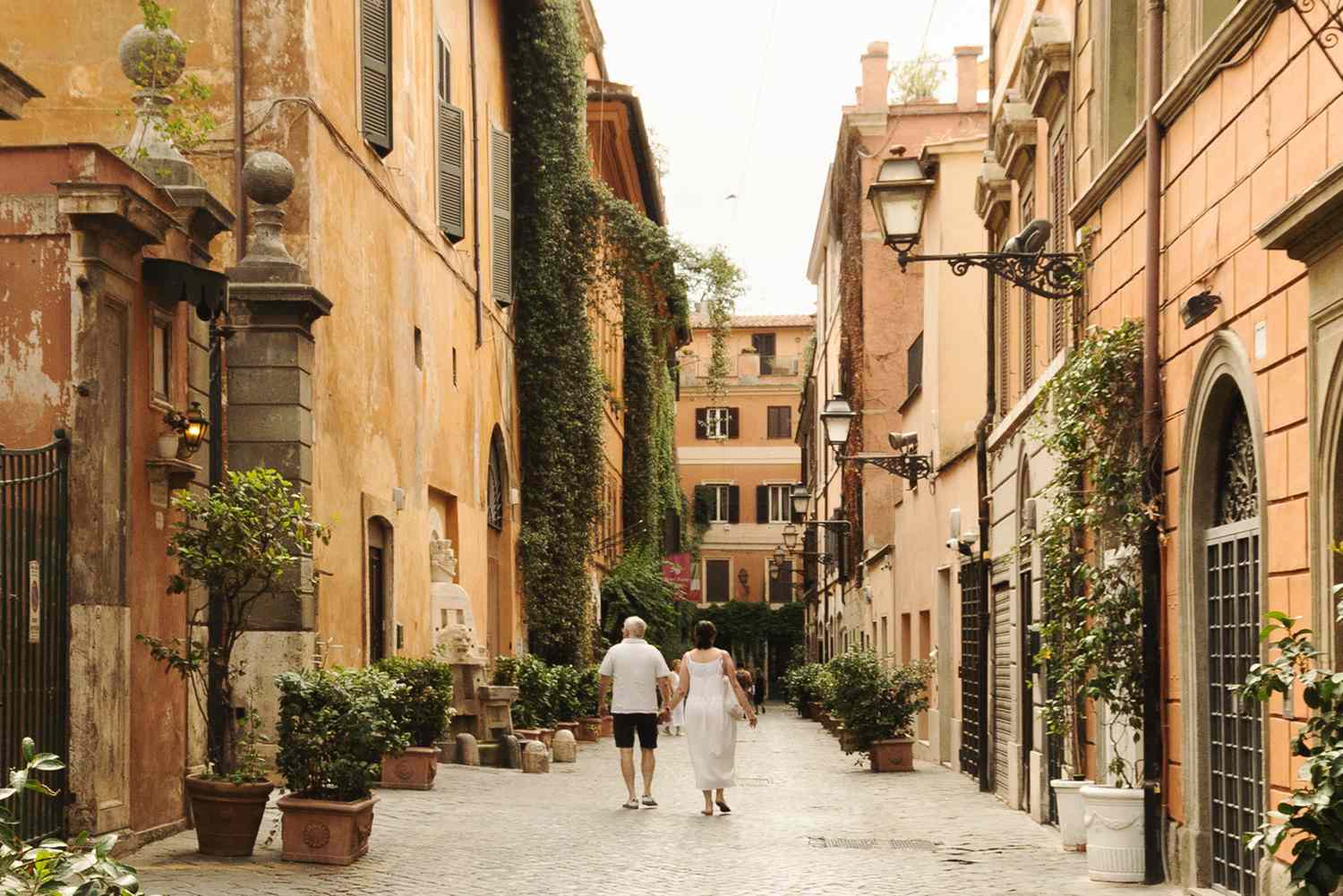 Un couple se tenant la main à Rome.