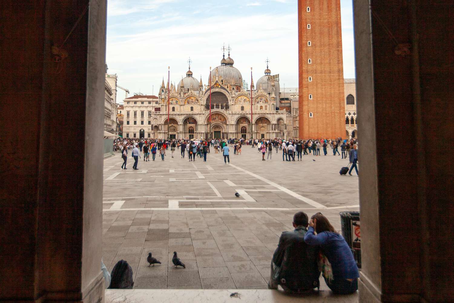 Un couple dans une plaza publique à Venise.