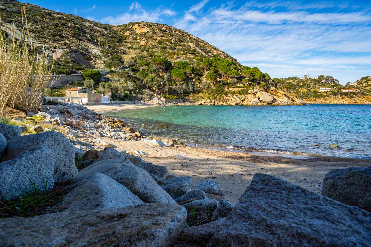 Vue de la plage Cala delle Cannelle le long de la côte est de l'Isola del Giglio, Parc de l'Archipel Toscan