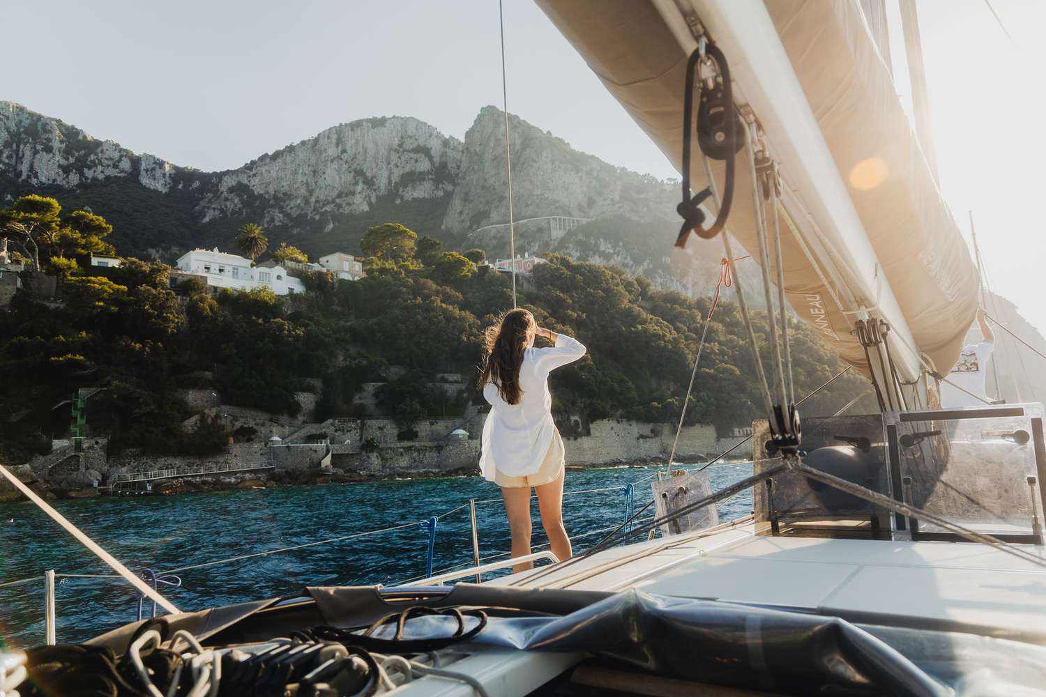 Une femme sur un bateau