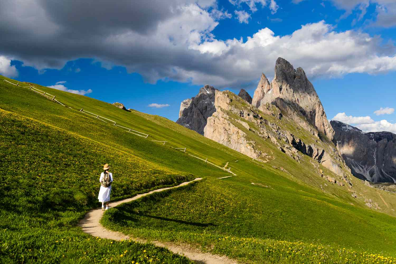 Une femme marchant sur le sentier de randonnée au sommet de Seceda à Ortisei, Dolomites, Italie.