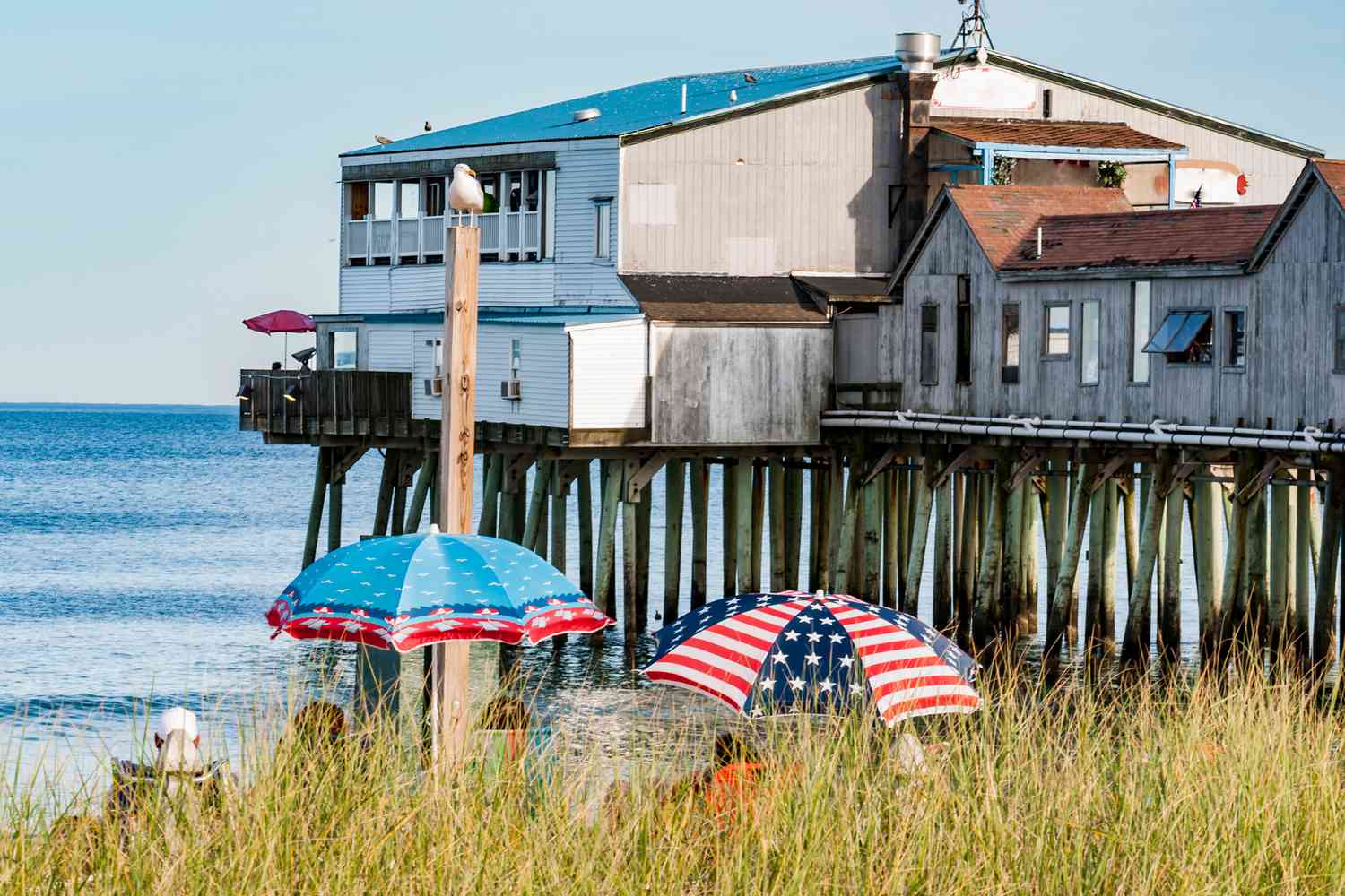 Des gens profitent de la plage près de la jetée historique d'Old Orchard Beach, qui est l'une des principales attractions du Maine depuis 1898.
