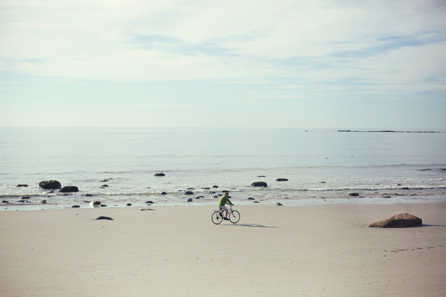 Personne faisant du vélo sur la plage.