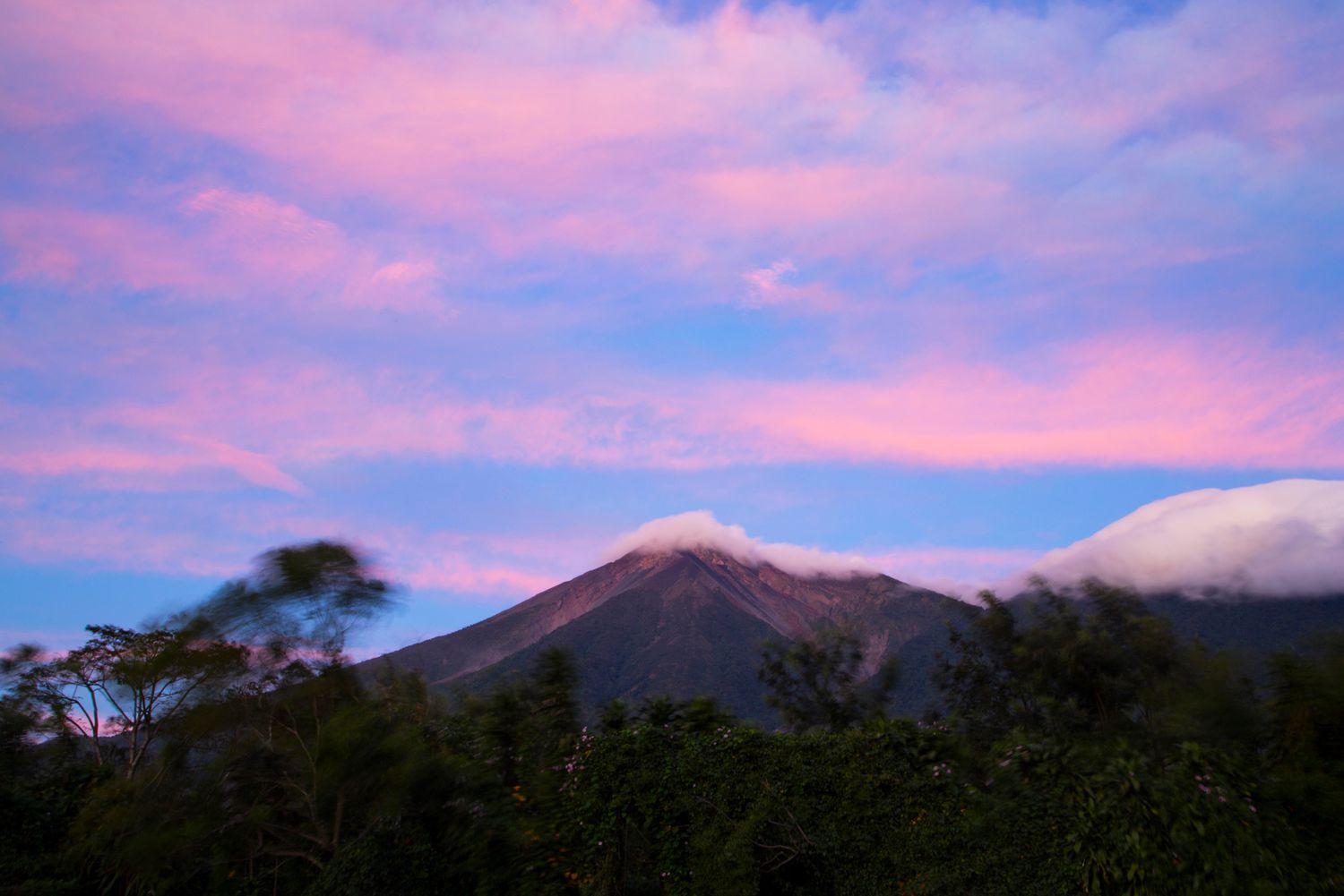 Le volcan Fuego au coucher du soleil