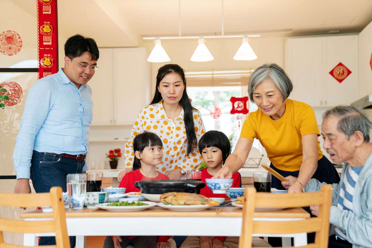 Une famille multi-générationnelle se préparant ensemble pour le repas du Nouvel An lunaire. Taipei, Taïwan