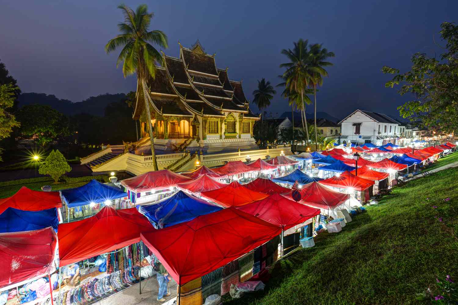 Marché nocturne et temple Haw Pha Bang à Luang Prabang