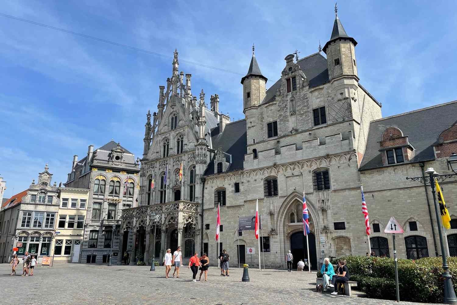 Des gens se promenant sur le Grote Markt