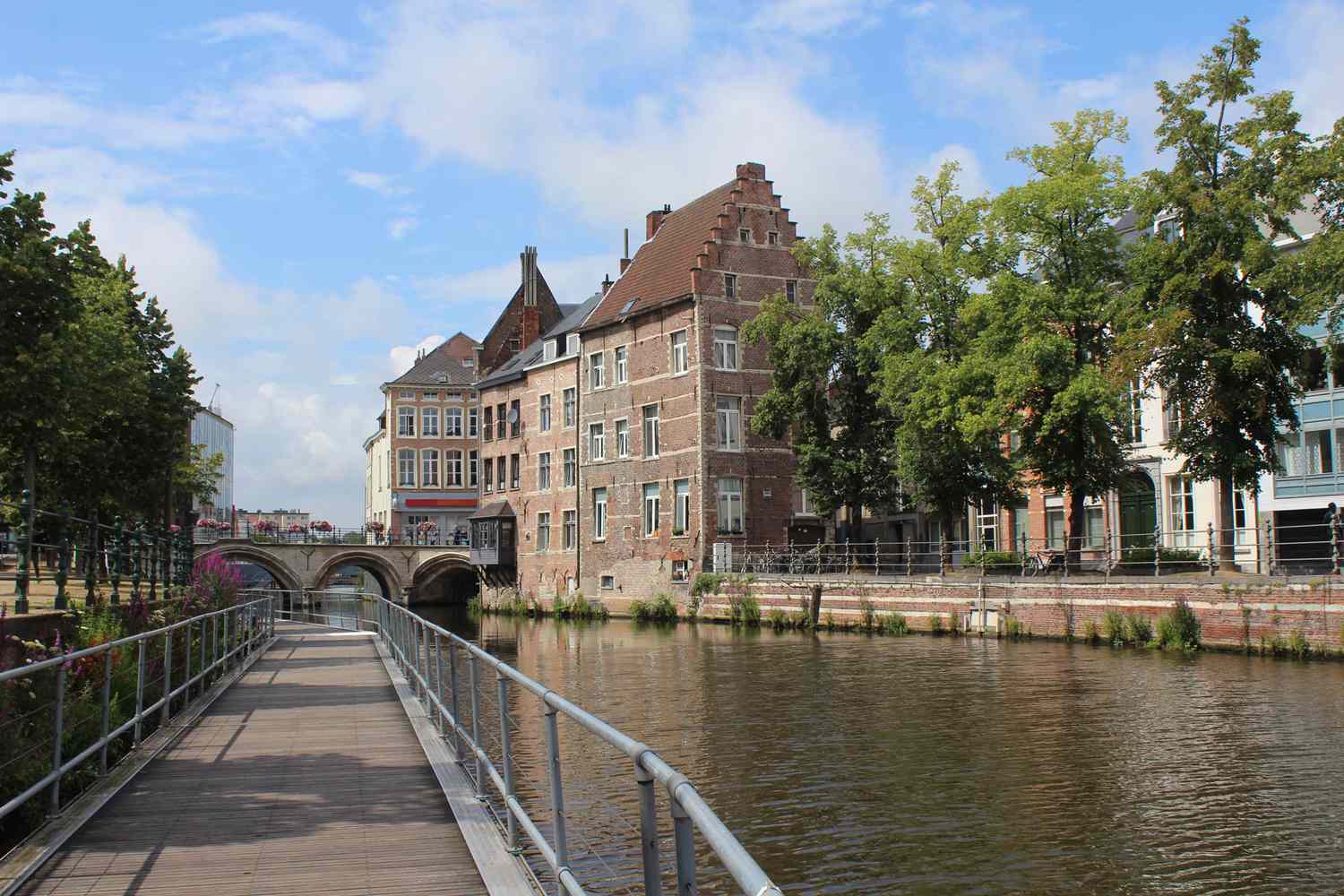 Vue de la rivière Dijl et des bâtiments historiques environnants près du 'Grootbrug' à Malines, province d'Anvers, Belgique.