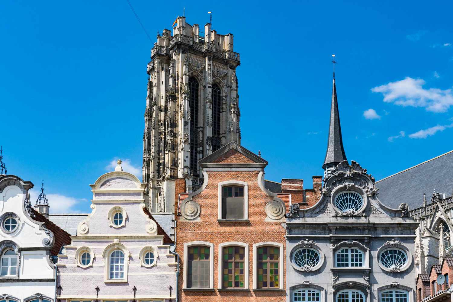 Place principale Grote Markt avec les façades de bâtiments historiques et la tour de la cathédrale Saint-Rombaut, Malines, Belgique.