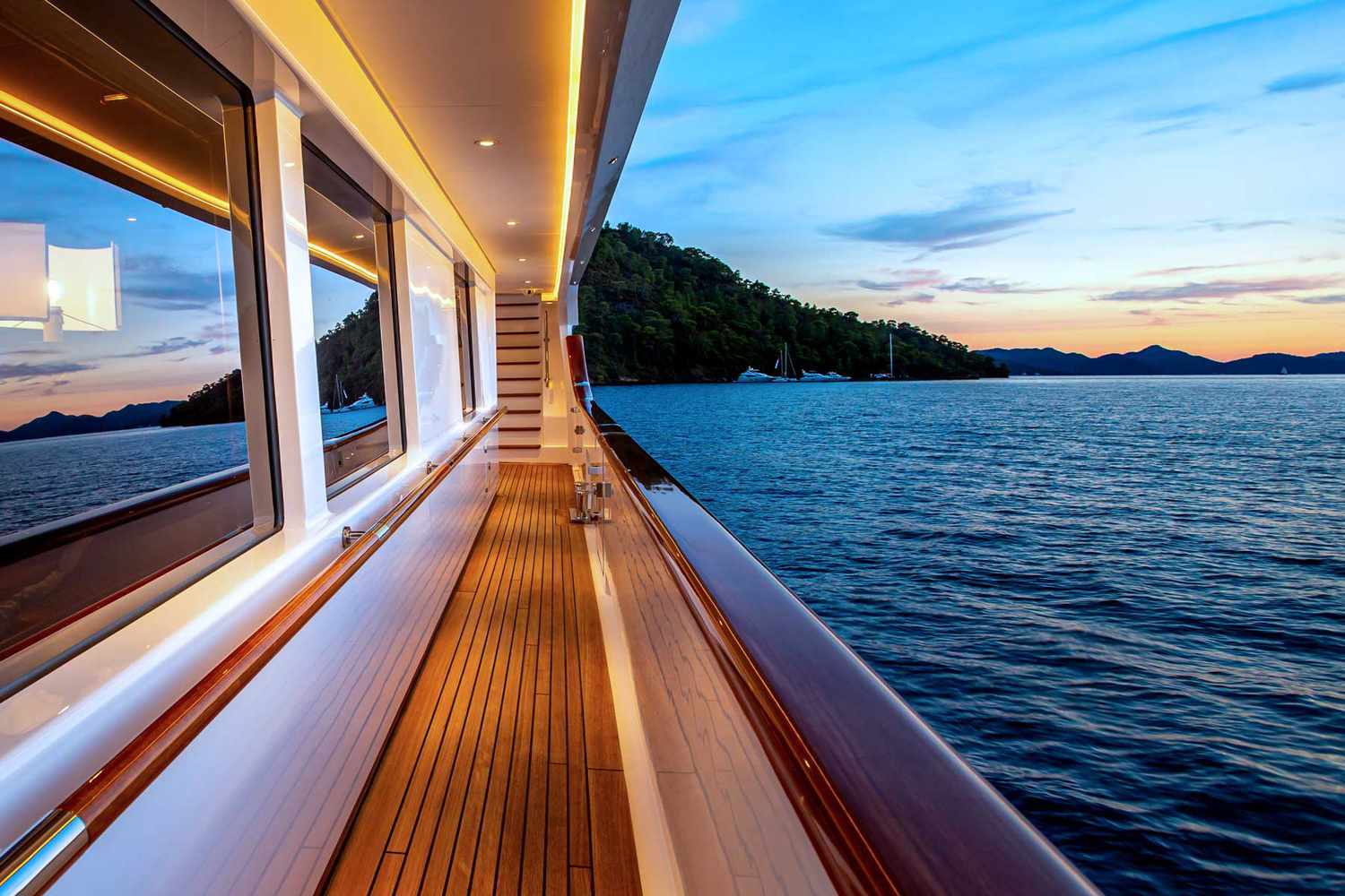 Vue d’une passerelle sur le navire de croisière Aqua Expeditions Aqua Mare