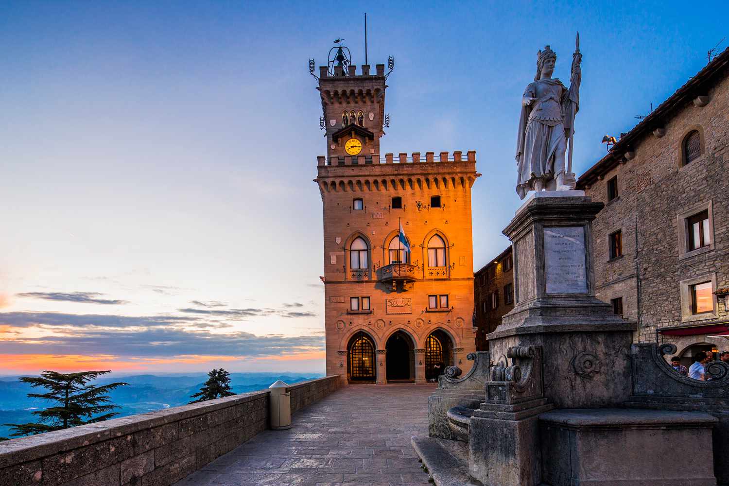 Le Palazzo Pubblico (Palais Public, Hôtel de Ville) et la Statua della Libertà (Statue de la Liberté) par Stefano Galletti (1876) au crépuscule
