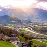 Ce petit pays européen mesure moins de 16 miles de long — mais il abrite des châteaux médiévaux, des villages alpins, et plus encore.
