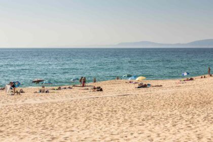Cette charmante ville balnéaire s’appelle les « Hamptons du Portugal » — et elle abrite un immense troupeau de flamants roses.