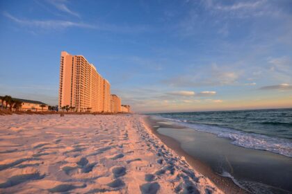 Cette destination de Floride possède des lacs dunaire rares, des plages de sable de quartz cristal et le premier jardin de sculptures sous-marines permanent aux États-Unis.