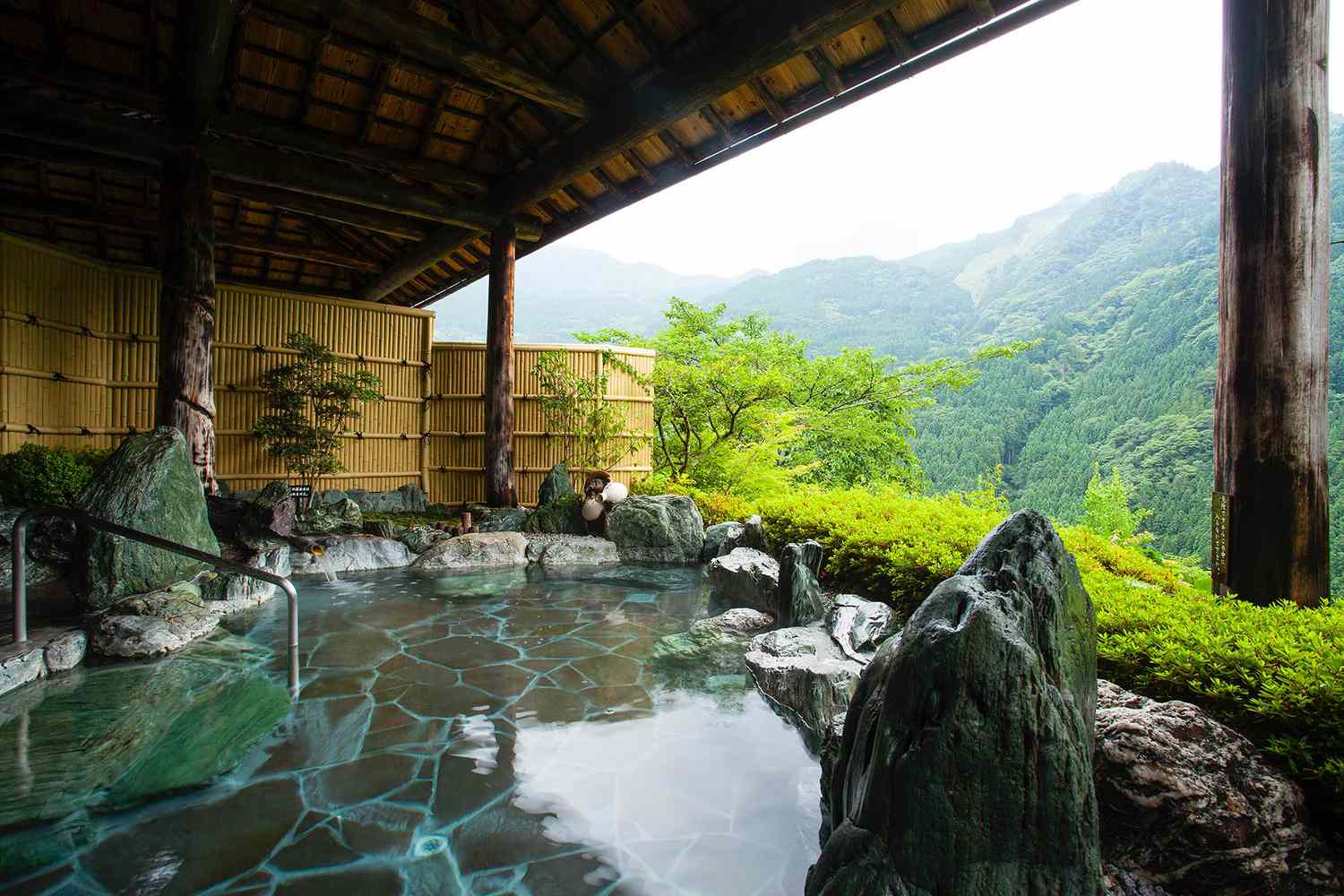Vue depuis un onsen à l'Hôtel Kazurabashi, Miyoshi, Tokushima