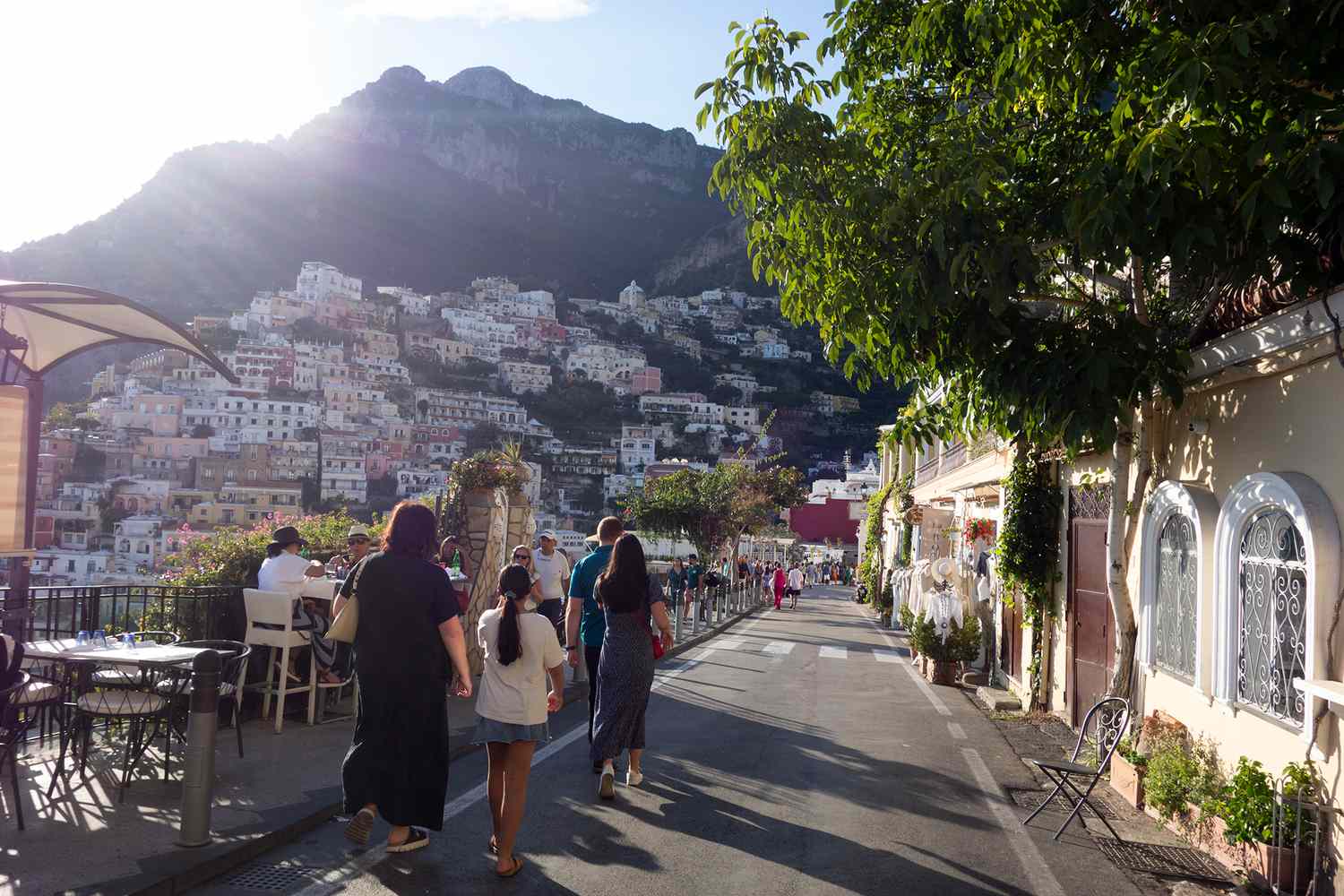 Touriste marchant dans la rue à Positano, en Italie sur la Côte Amalfitaine